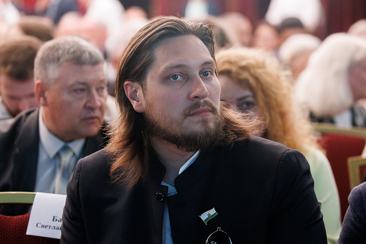 Из татарстанских агробаронов среди зрителей мы заметили только гендиректора ООО «ГК «Красный Восток» Аделя Хайруллина