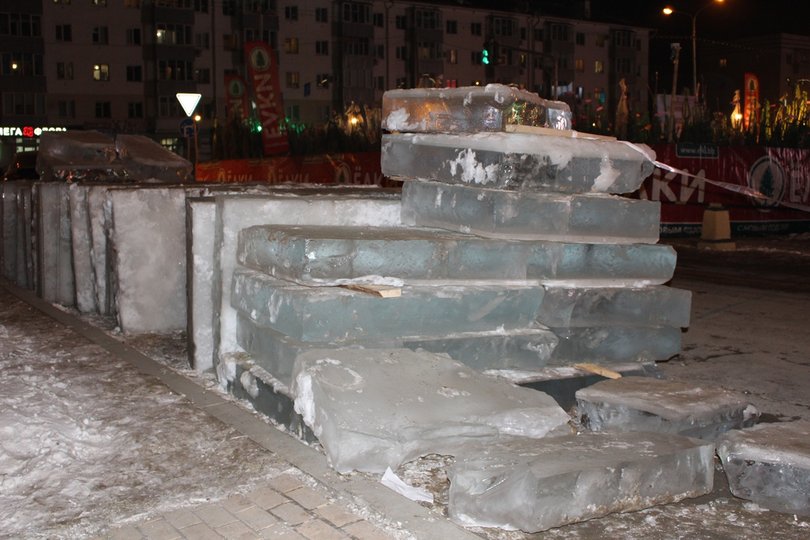 В Уфе начали резать лед для ледовых городков