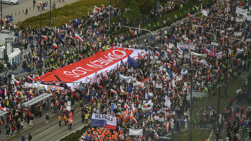 В Варшаве проходит массовый марш оппозиции