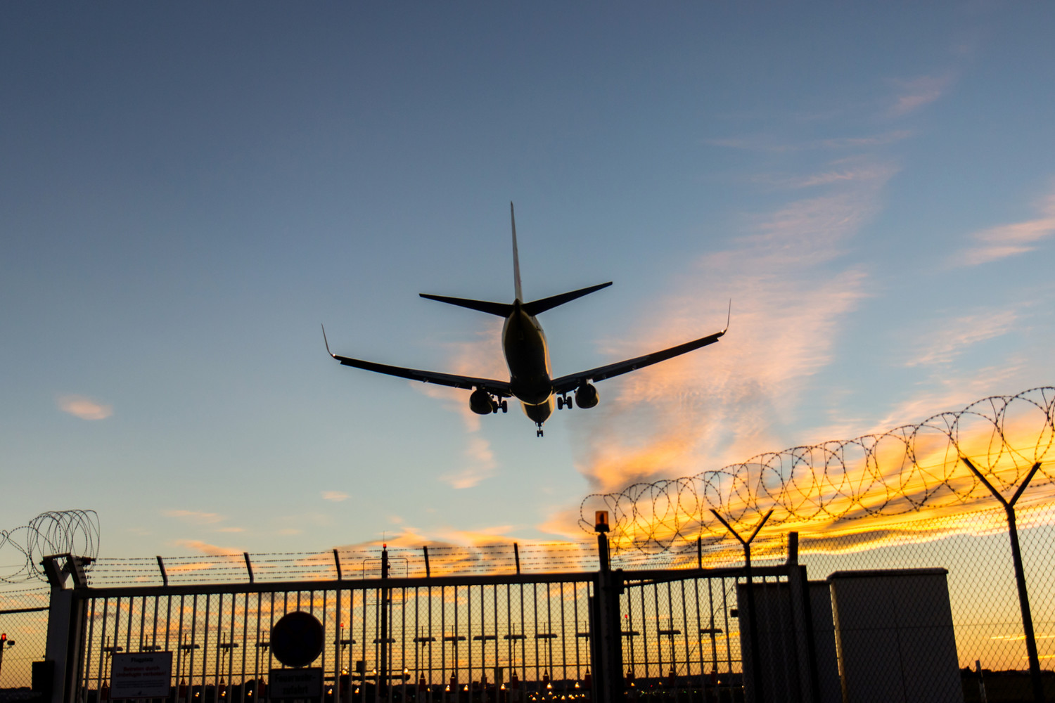 Пво над волгоградом. Аэропорт волгоград с высоты. Су-24 экипаж. Аэропорт волгоград с2. Военные самолеты над волгоградом.