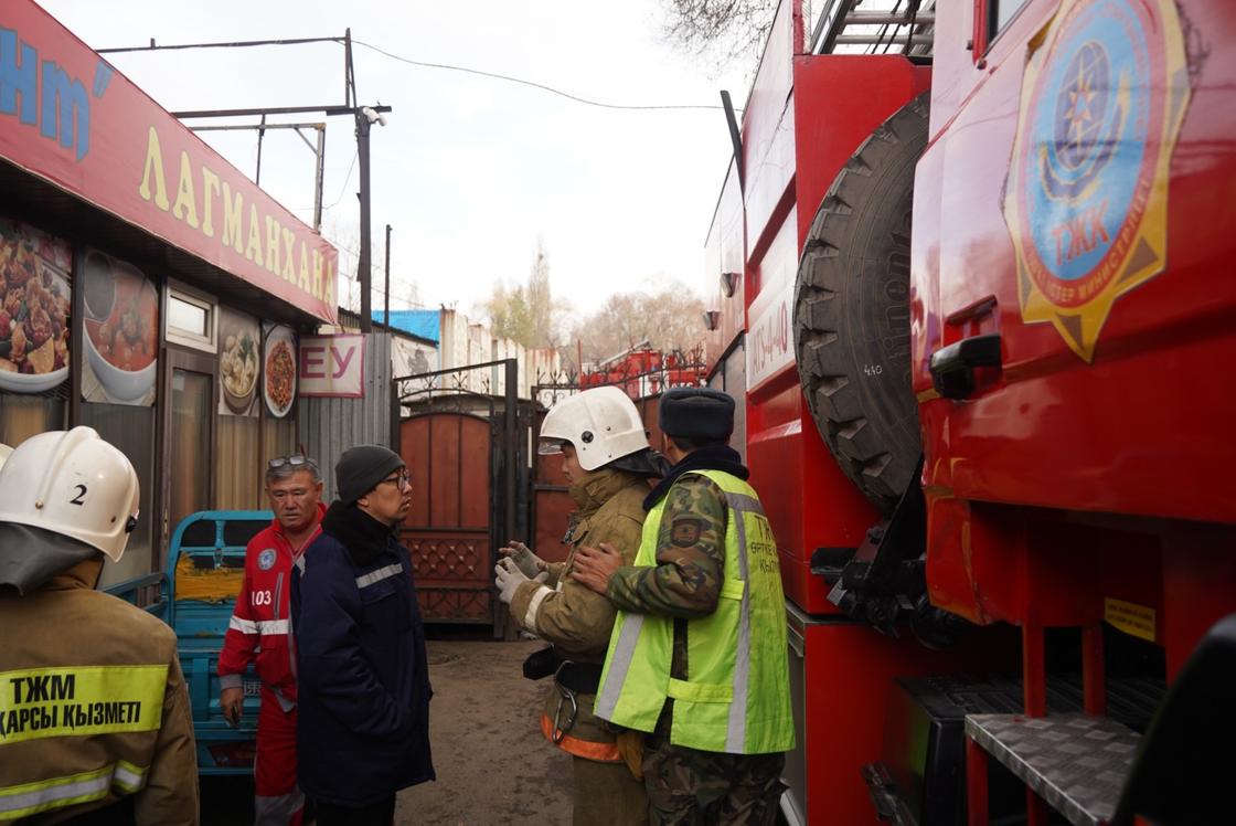 Пожар в алматы сегодня на барахолке. Пожар на барахолке в Алматы. Потушенный пожар. Причины пожара на складе. Пожар в Алматы сейчас.
