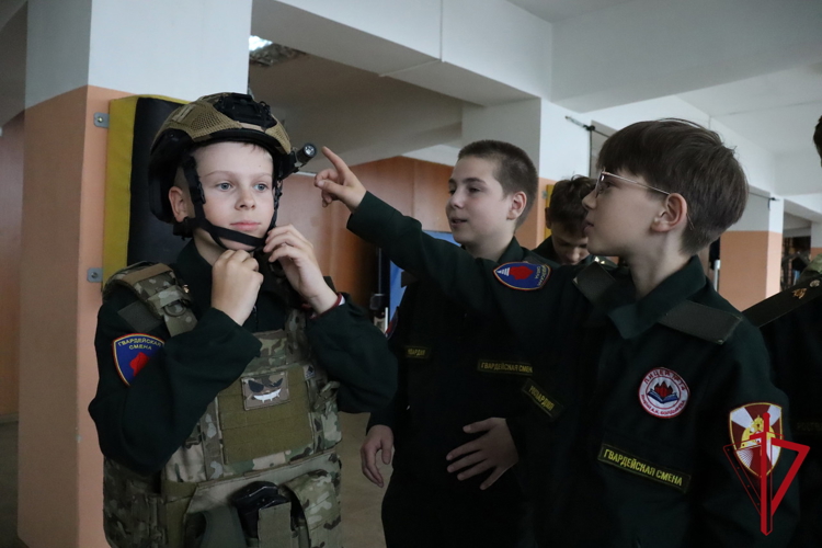 В Магадане ОМОН «Гвардеец» организовал день открытых дверей для подшефных кадет 