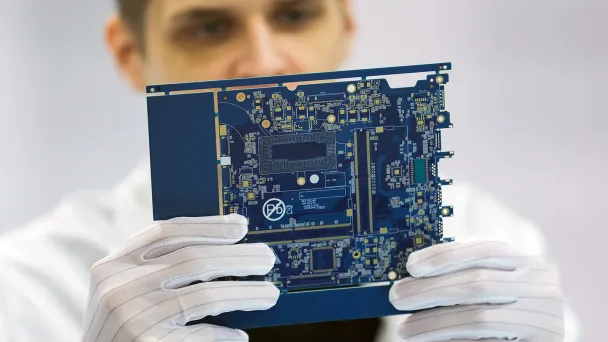 На заводе компьютерной техники и поверхностного монтажа материнских плат (Фото Егора Алеева / ТАСС)