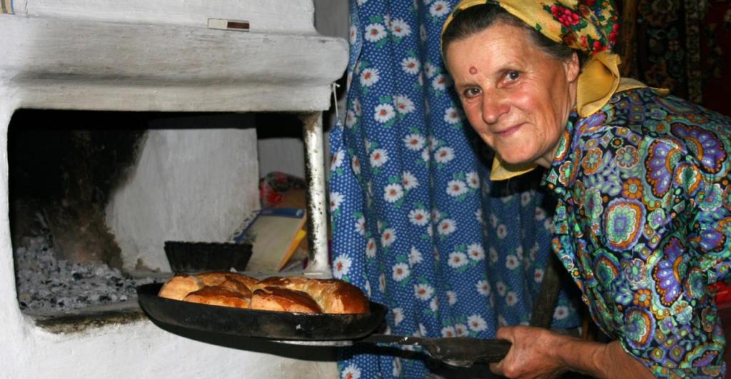 Пирожков бабушка. Бабушка с пирожками. Бабка на печке. Деревенская бабушка у печи. Добрая бабушка с пирожками.