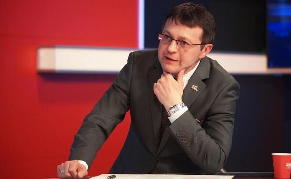 Временный поверенный в делах Украины в Грузии Андрей Касьянов"Украинская сторона последовательна со всеми международными партнерами, включая Грузию, в поставках оружия, военной техники и боеприпасов. В частности, Киев просил передать комплексы "Бук", которые Украина передала Грузии во время войны 2008 года. Также была оправданной и необходимой попытка организации отправки в Украину самоотверженных грузинских храбрецов, решивших защитить наши страны от общего врага – Российской Федерации".По словам Касьянова, запрос Украины включал системы Javelin, переданные Соединенными Штатами Грузии. - Sputnik Грузия