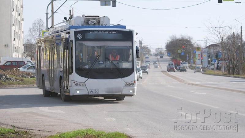 Водитель рейсового автобуса не справился с управлением и нанес повреждения