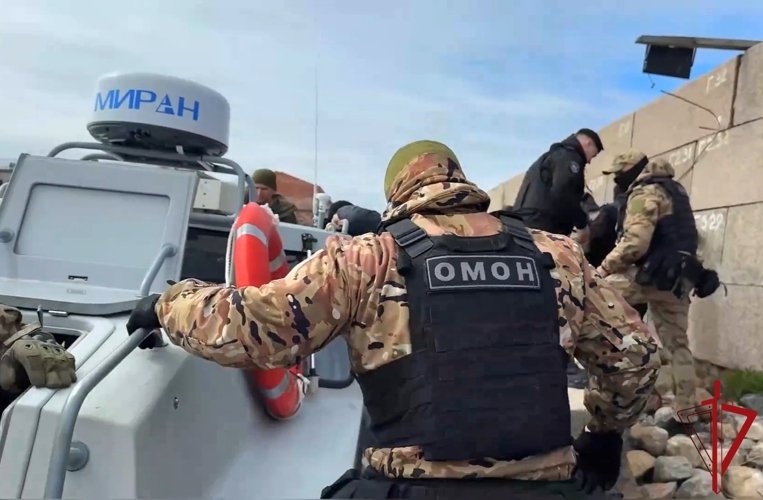 В Кронштадте сотрудники ОМОН Росгвардии оказали содействие полиции в проведении профилактического рейда