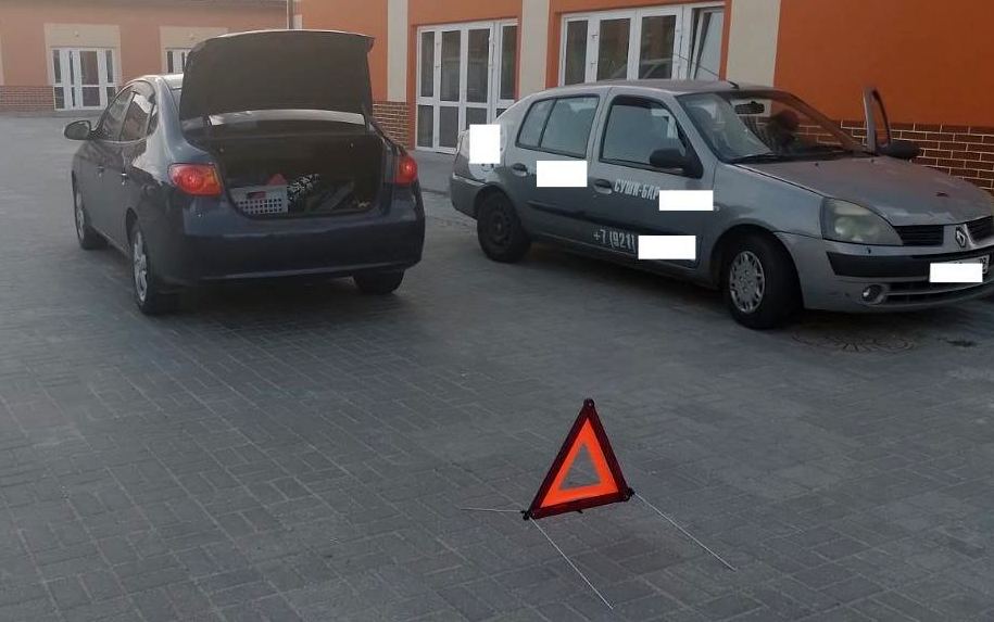 37 8 сбивать. ДТП В Гурьевске Калининградской области. Автомобиль сбил САМОКАТЧИКА. Много машин с хозяевами