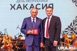 Константин Струков (слева) получил орден из рук главы Хакасии Валентина Коновалова
