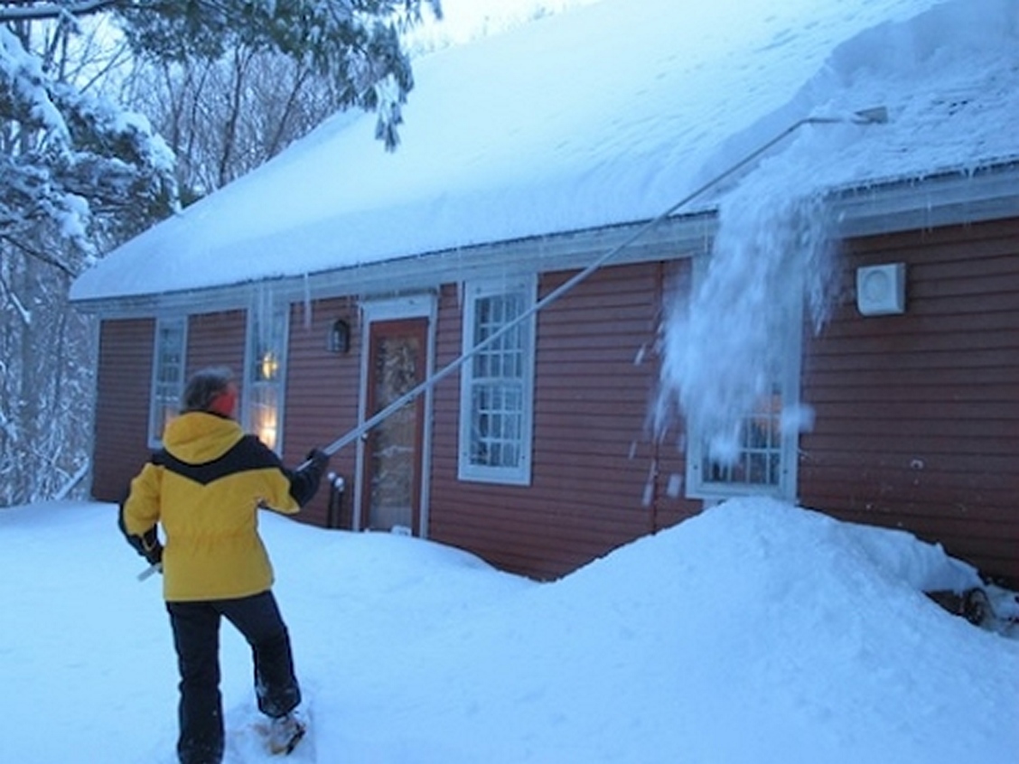 Снять снежок. Приспособление для уборки снега с крыши. Приспособа для уборки снега с крыши. Убрать снег с крыши. Приспособление для скидывания снега с крыши.