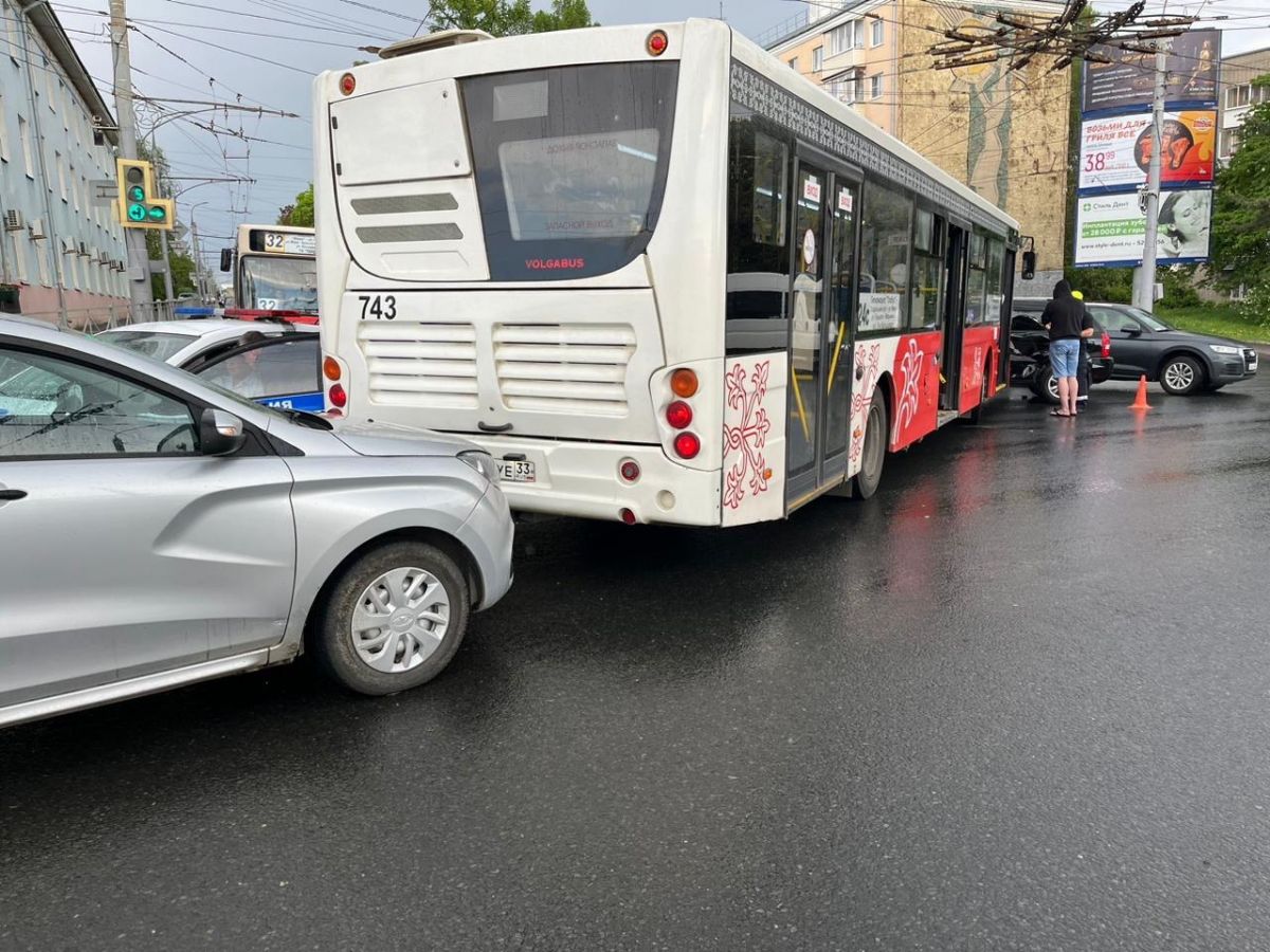 Во Владимире автобус врезался в иномарку