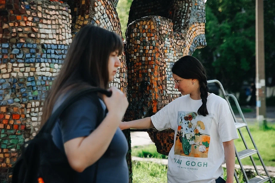 Фото: челнинские активисты начали восстанавливать скульптуру Ханова 