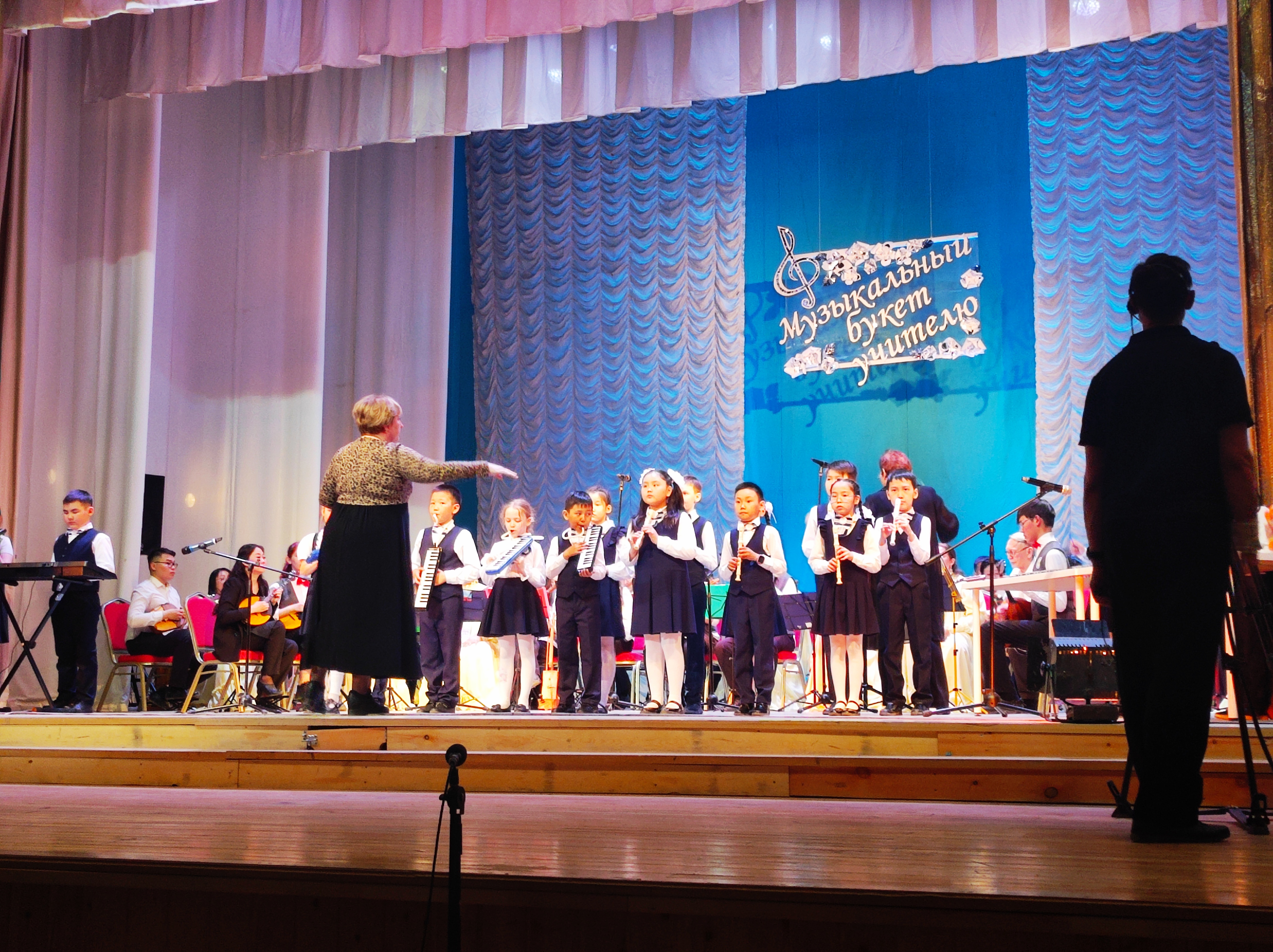 В Якутске с успехом прошел проект “Музыкальный букет Учителю!”
