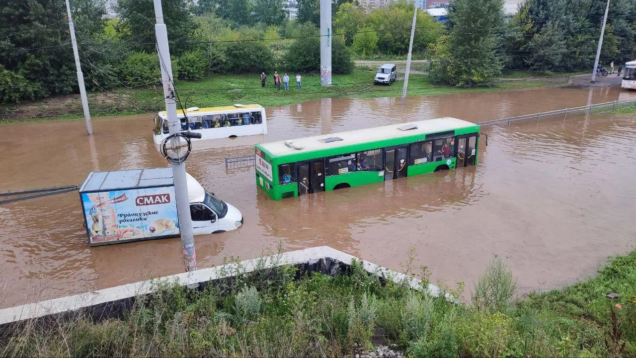 Утонул автобус барнаул. Потоп. Потоп в Екатеринбурге. Автобус. Затонувший автобус.