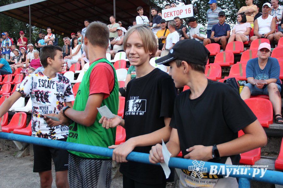 Новости в 12 на первом. Ведущие 12 канала омск. 12 канал омск. Новости в 12 на первом. 1 сентября линейка в школе.