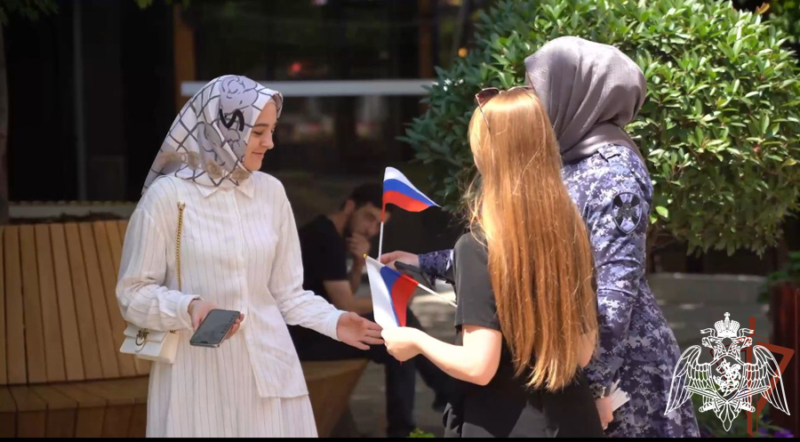 Акцию «Российский триколор» поддержали росгвардейцы в Чеченской Республике