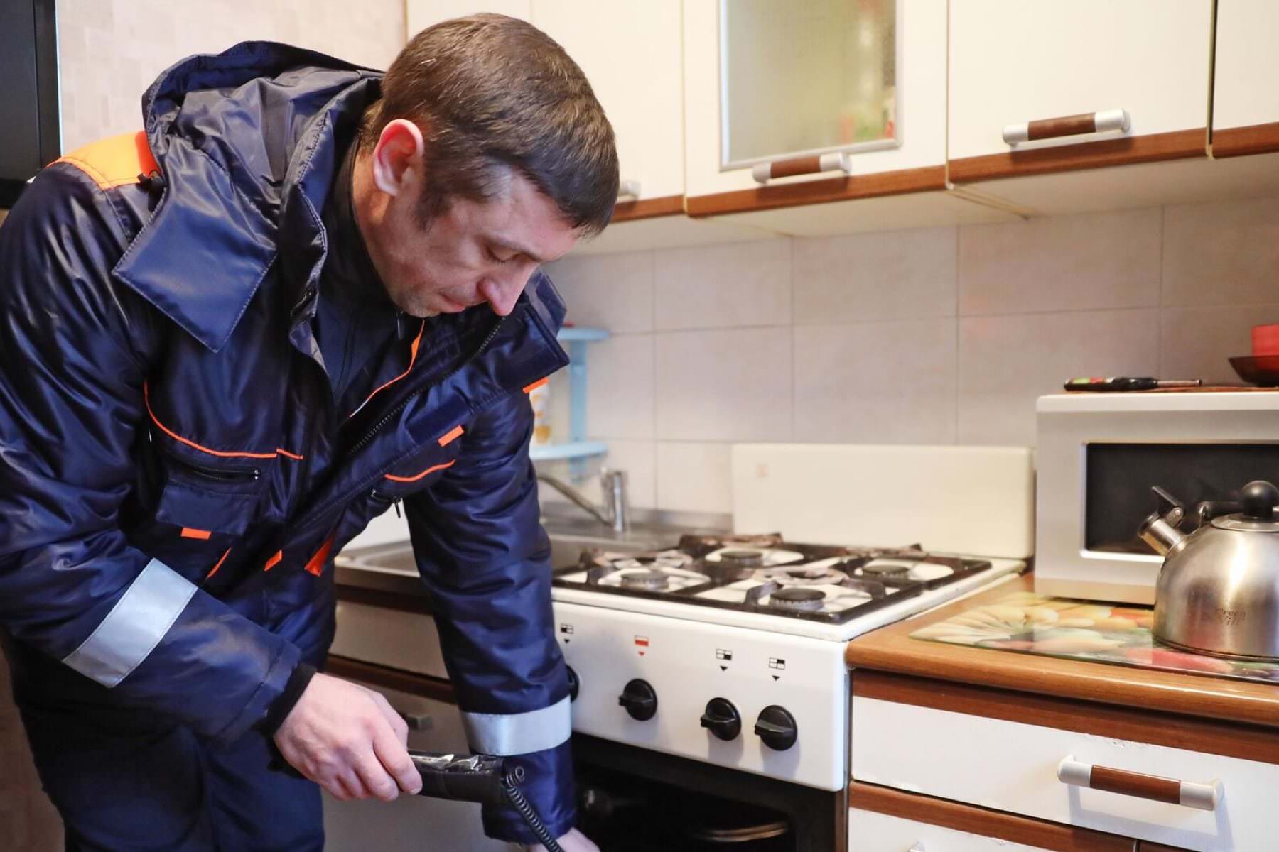 газовое оборудование плиты. газ в квартире. газовое оборудование в многоквартирном доме. петербурггаз сотрудники. монтажник газового оборудования.