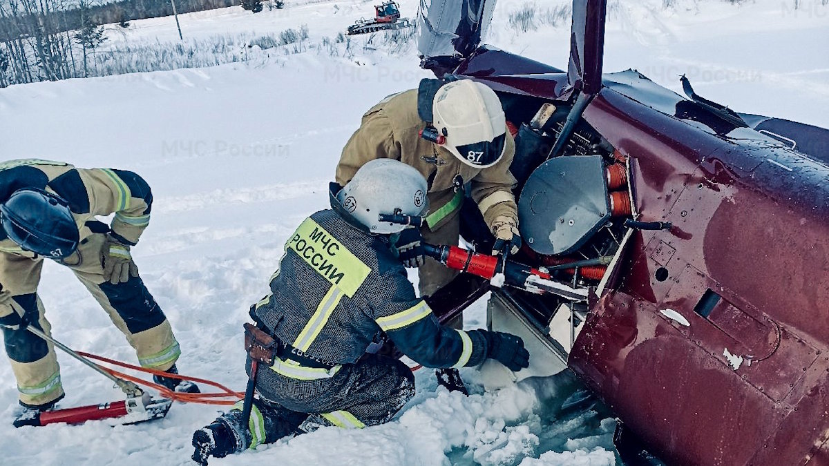 МЧС России на месте крушения двухместного частного вертолёта на территории базы отдыха 
