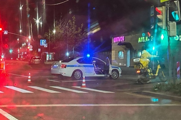 Проехавший на красный свет автомобилист сбил ребенка на велосипеде