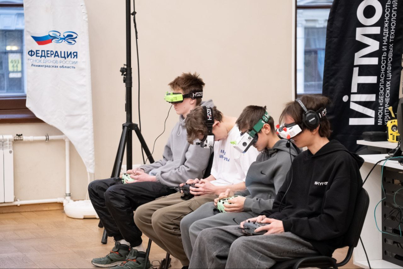 Участники открытого чемпионата ИТМО по гонкам дронов. Источник: vk.com/kb_droneracing 