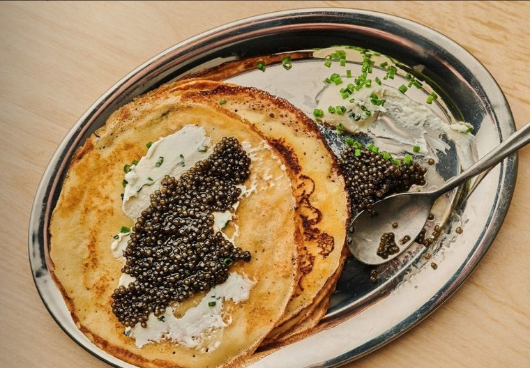 Масленица блины с черной икрой