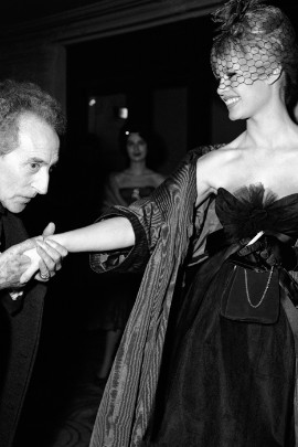 Кинодебют Бардо состоялся в 1952 году: сначала в комедии «Нормандская дыра», а затем в мелодраме «Манина, девушка без покрывала». Настоящий мировой успех пришел к актрисе в 1956 году благодаря фильму Роже Вадима «И сотворил Бог женщину». На фото: Бардо и французский писатель Жан Кокто