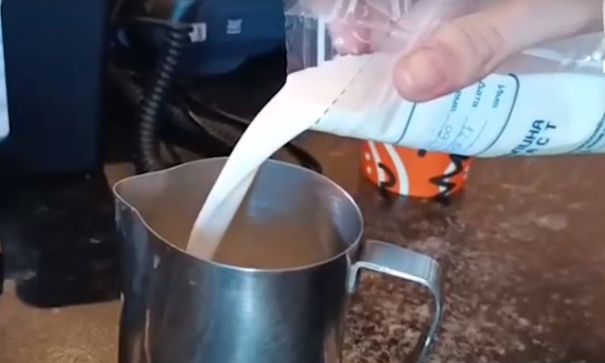 Как убрать запах кислого молока с дивана