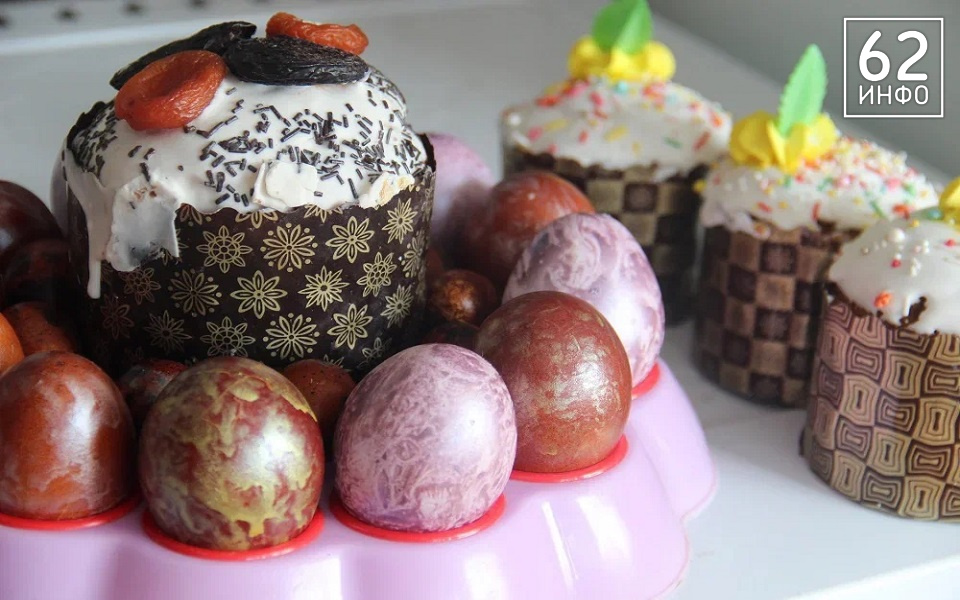 красивые куличи на пасху. украшение ресторана к пасхе. где пасхи. шоколадное гнездо на кулич. украшения на пасху.