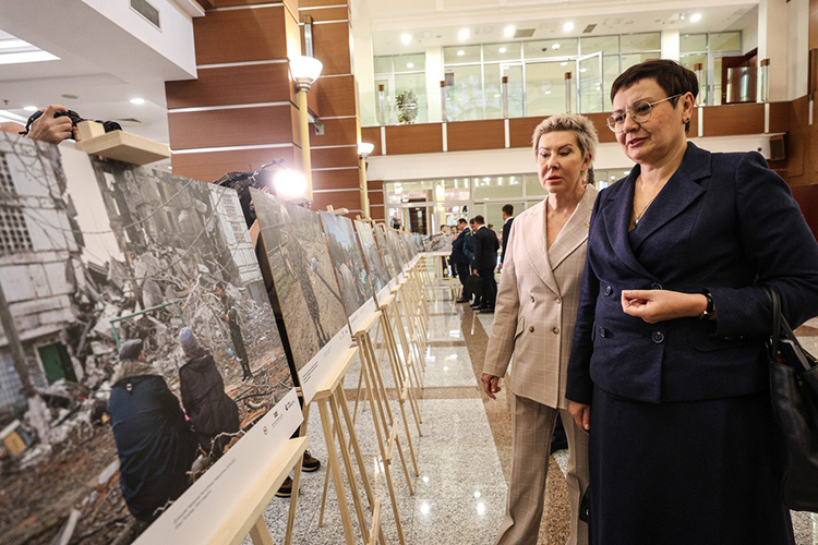 Кадры фотовыставки «Хроники террора…» не для слабонервных. «Говорю же, мы так постоянно работаем», — тяжело вздыхала Ольга Павлова (слева)