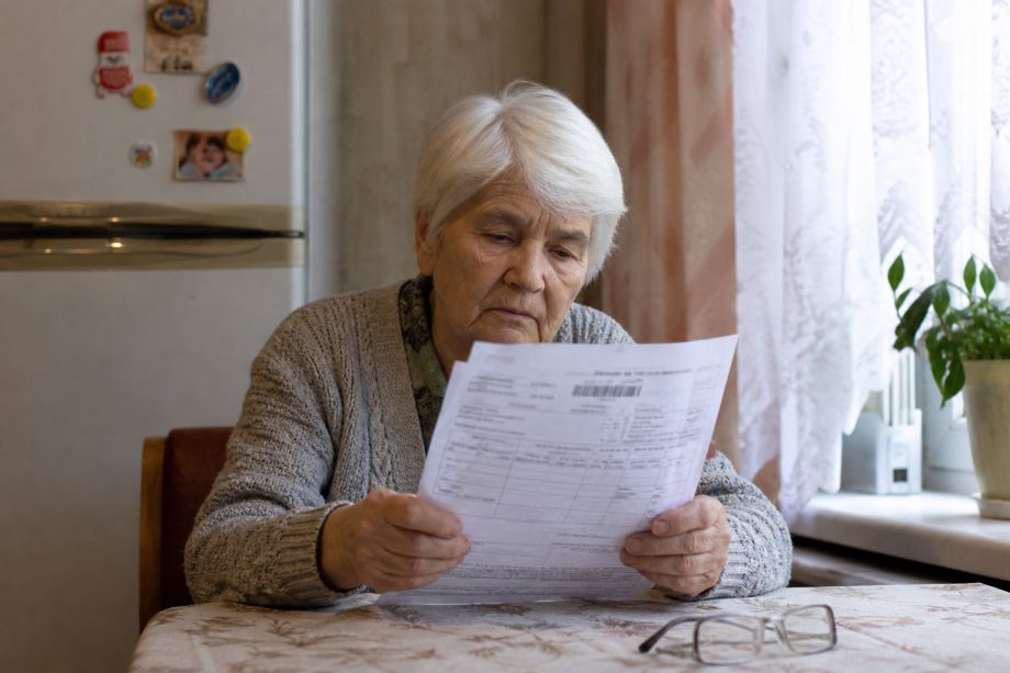 Фото: PRIMPRESS/ИИ | Почему пенсионерам, которые живут в квартире одни, могут поменять условия по жилью