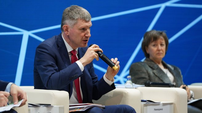 Стратегическая сессия «Подготовка кадров в сфере внешнеэкономической деятельности (ВЭД) в целях обеспечения национальных целей развития». Выступление Министра экономического развития Максима Решетникова. Справа - генеральный директор Российского экспортного центра Вероника Никишина