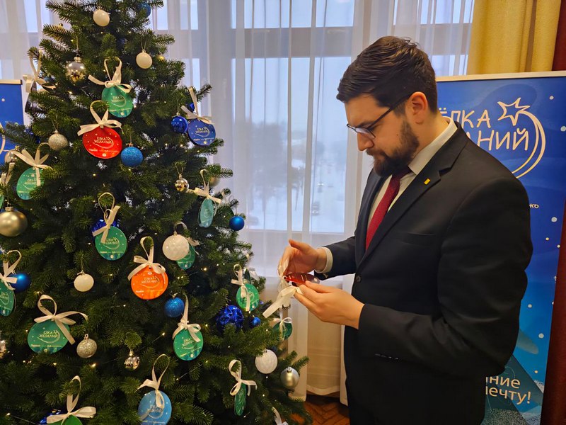 Сергей Сулик зажег четыре огонька добра на «Елке желаний»