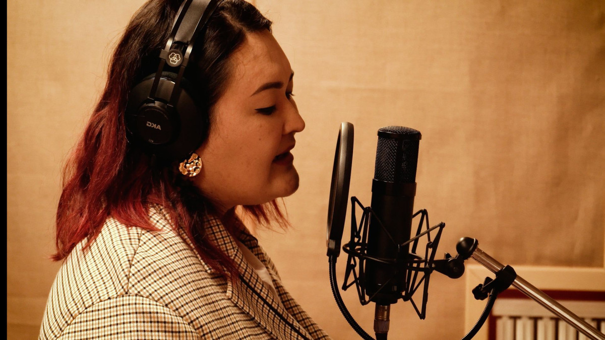 Озвучивание фильмов. Оксана мандрыка голос. Радиоведущая алла довлатова. Голос навигатора девушка. Оксана мандрыка.