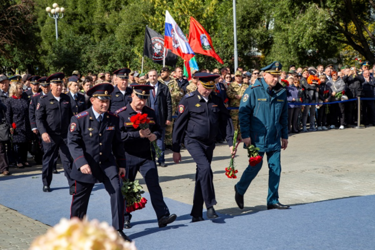 Начальник управления Росгвардии по Челябинской области принял участие в открытии памятника «Защитникам Отечества»