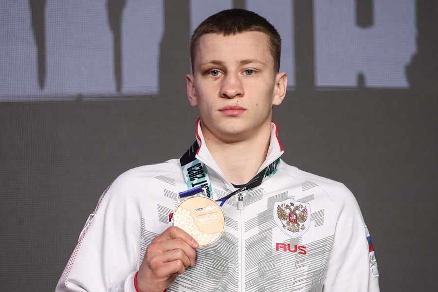 Дмитрий Двали (Россия), завоевавший бронзовую медаль, во время церемонии награждения