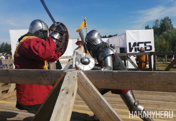 Исторический средневековый бой в рамках фестиваля "На Хохловских холмах" (2022) | Фото: Накануне.RU