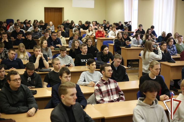 В Екатеринбурге росгвардейцы рассказали студентам о службе в ведомстве