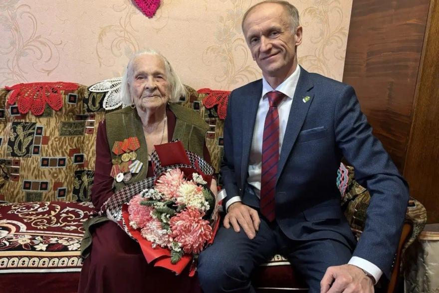 В Зауралье 100-летняя ветеран плетет маскировочные сети и нашлемники для бойцов СВО