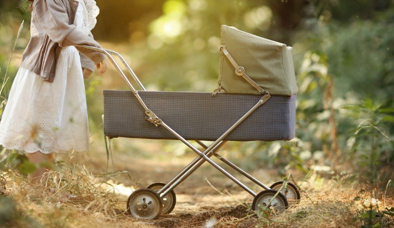 Названы знаменитости, которые рано обзавелись внуками