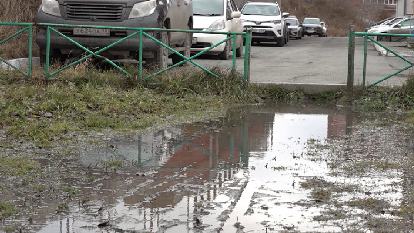 Потоки воды бьют из-под земли в одном из дворов Первоуральска