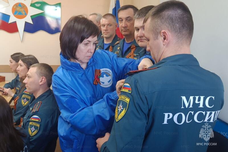 В преддверии Дня Победы сотрудники подразделений МЧС России по Югре присоединились к акциям «Георгиевская ленточка» и «Красная гвоздика»