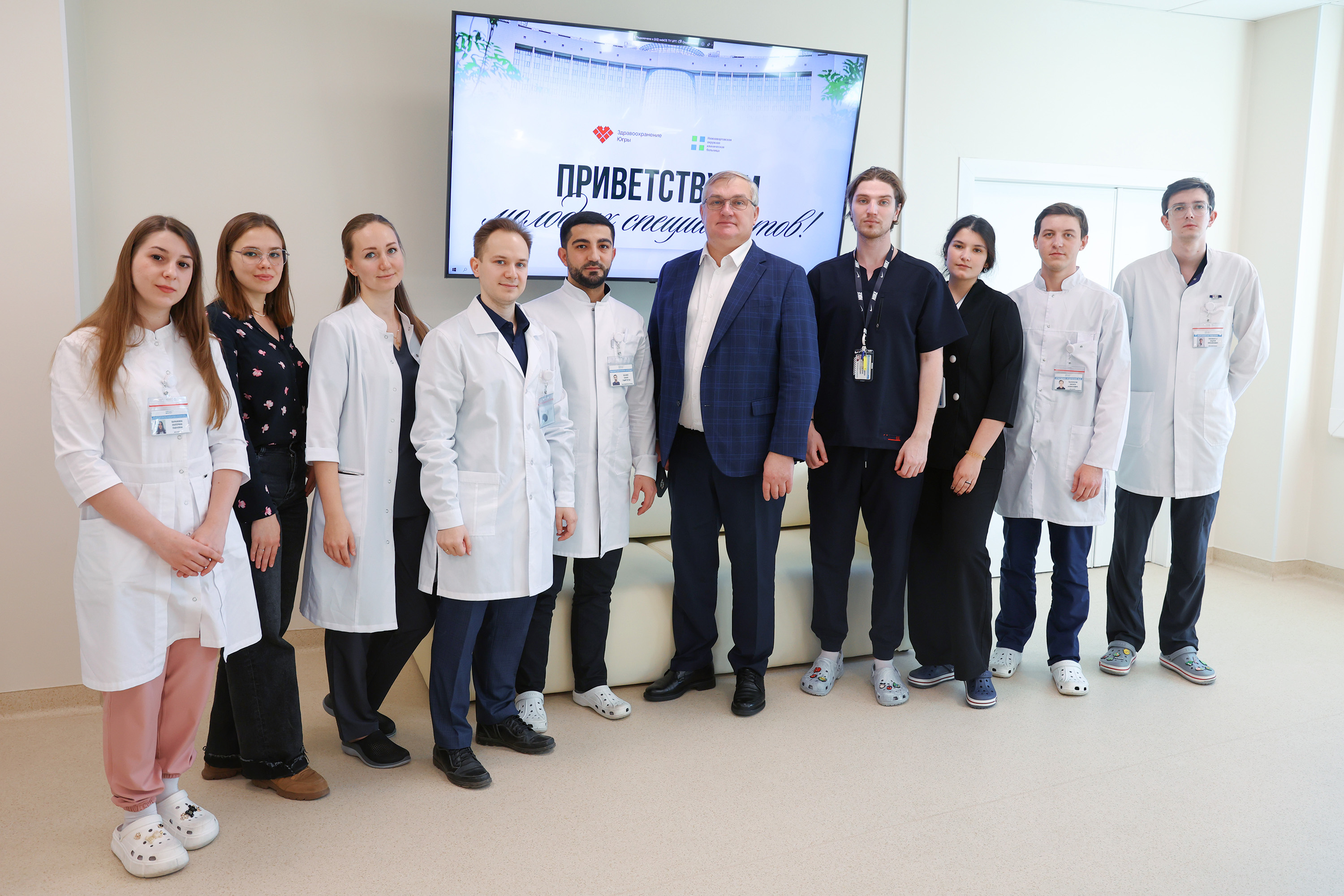 Nizhnevartovskaya-okruzhnaya-bolnitsa-prinyala-38-molodykh-spetsialistov5.jpg