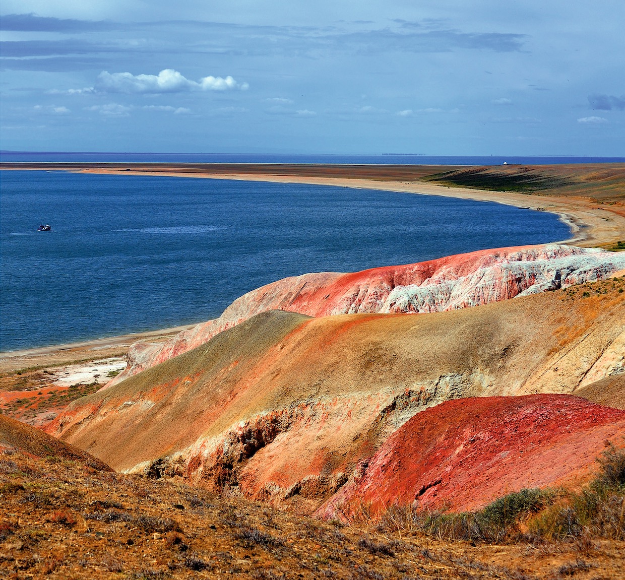 Озеро жайсан казахстан. Смартфон в зайсан. Оз зайсан. Абай парк зайсан. Озеро зайсан.