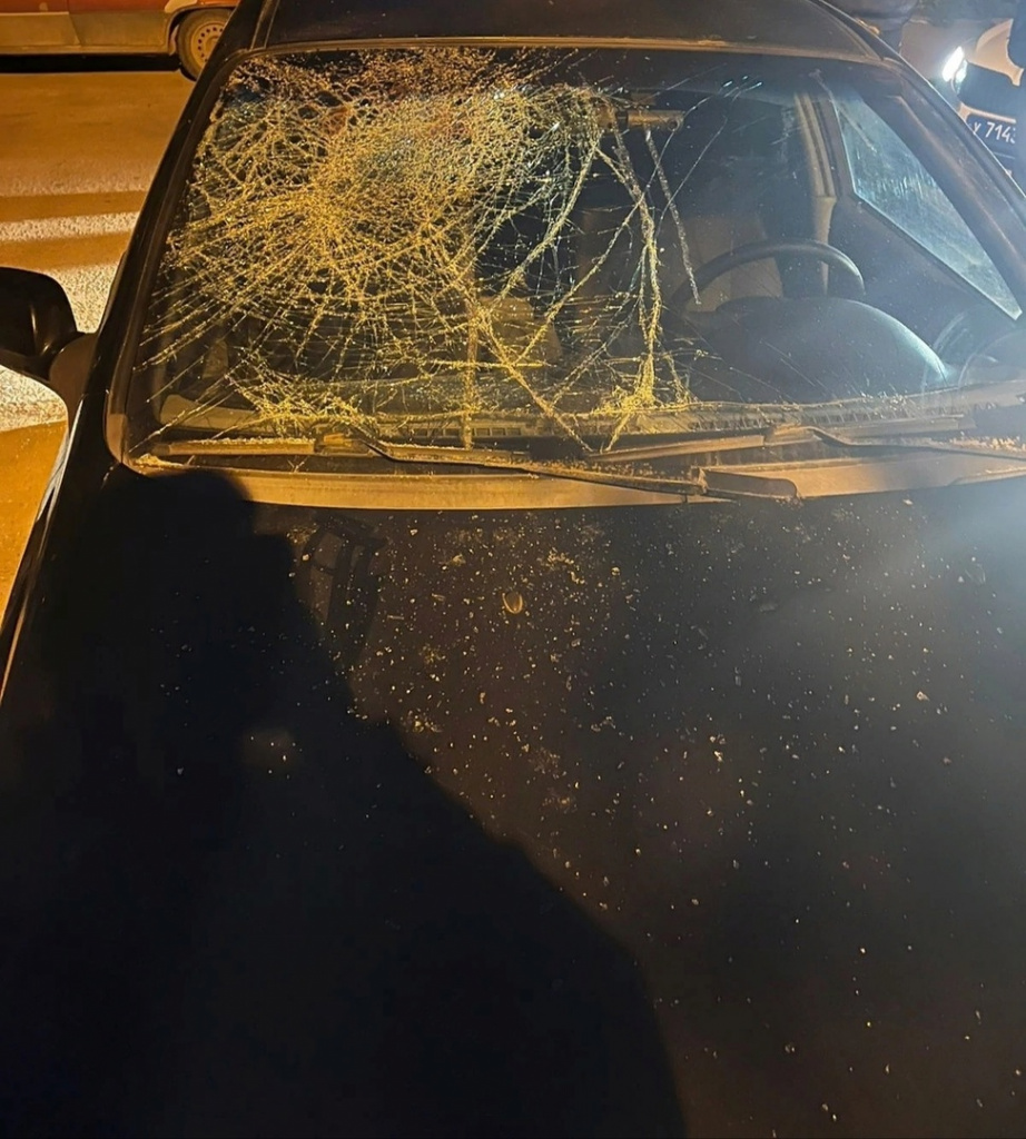Разбили по ошибке. Приора разбитым лобовым стеклом. Разбитое лобовое стекло автобуса. Хозяин разбил свою машину. Машина без задних фар.