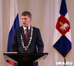 Губернатор Прикамья Максим Решетников со знаком и штандартом во время инаугурации в 2017 году