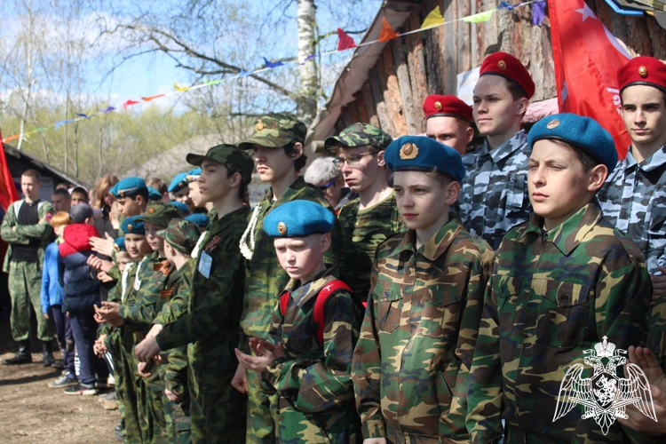 Офицеры СОБР устроили выставку для участников военно-спортивной игры