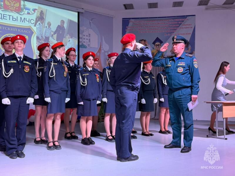 Кадеты пожарно-спасательного профиля в Симферополе получили выпускные свидетельства