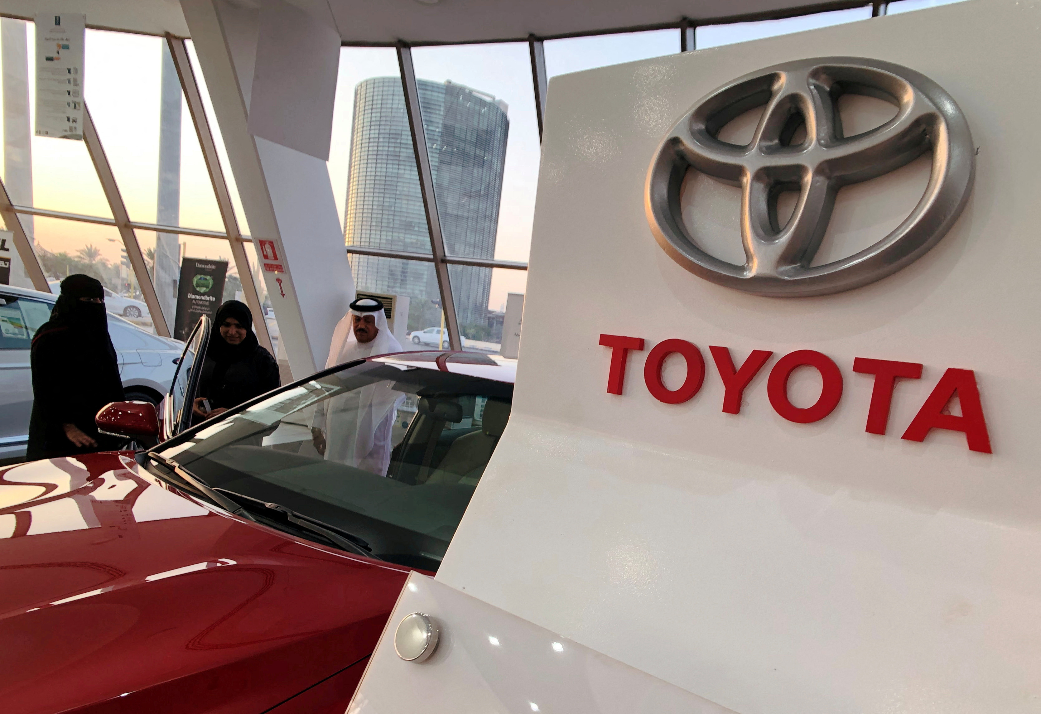 Тойота профит. Toyota dealership in Japan.