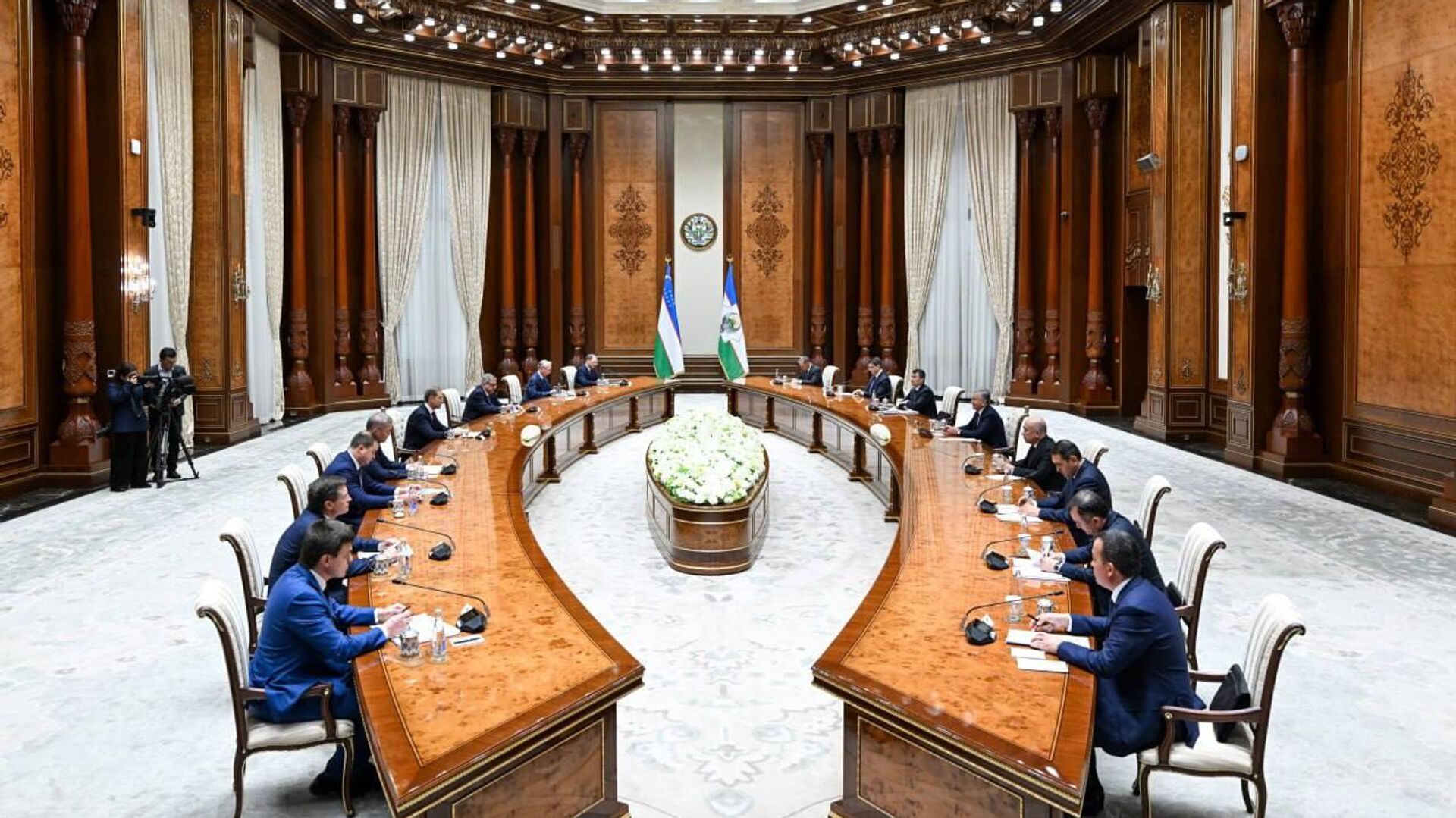 Шавкат Мирзиёев принял российскую делегацию во главе с Денисом Мантуровым - Sputnik Узбекистан, 1920, 04.12.2025