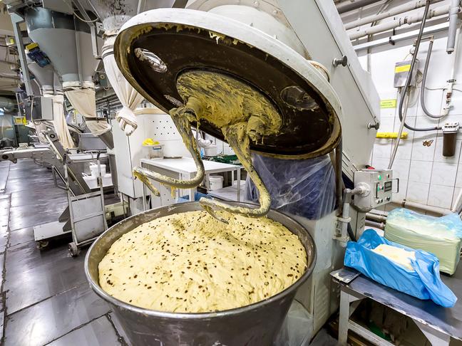 Ко дню Пасхи белгородский хлебокомбинат испечёт 100 тонн куличей - Изображение 1